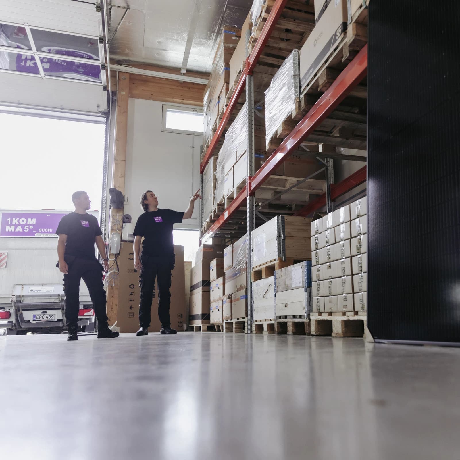 kaksi varastomiestä laskemassa saldoja