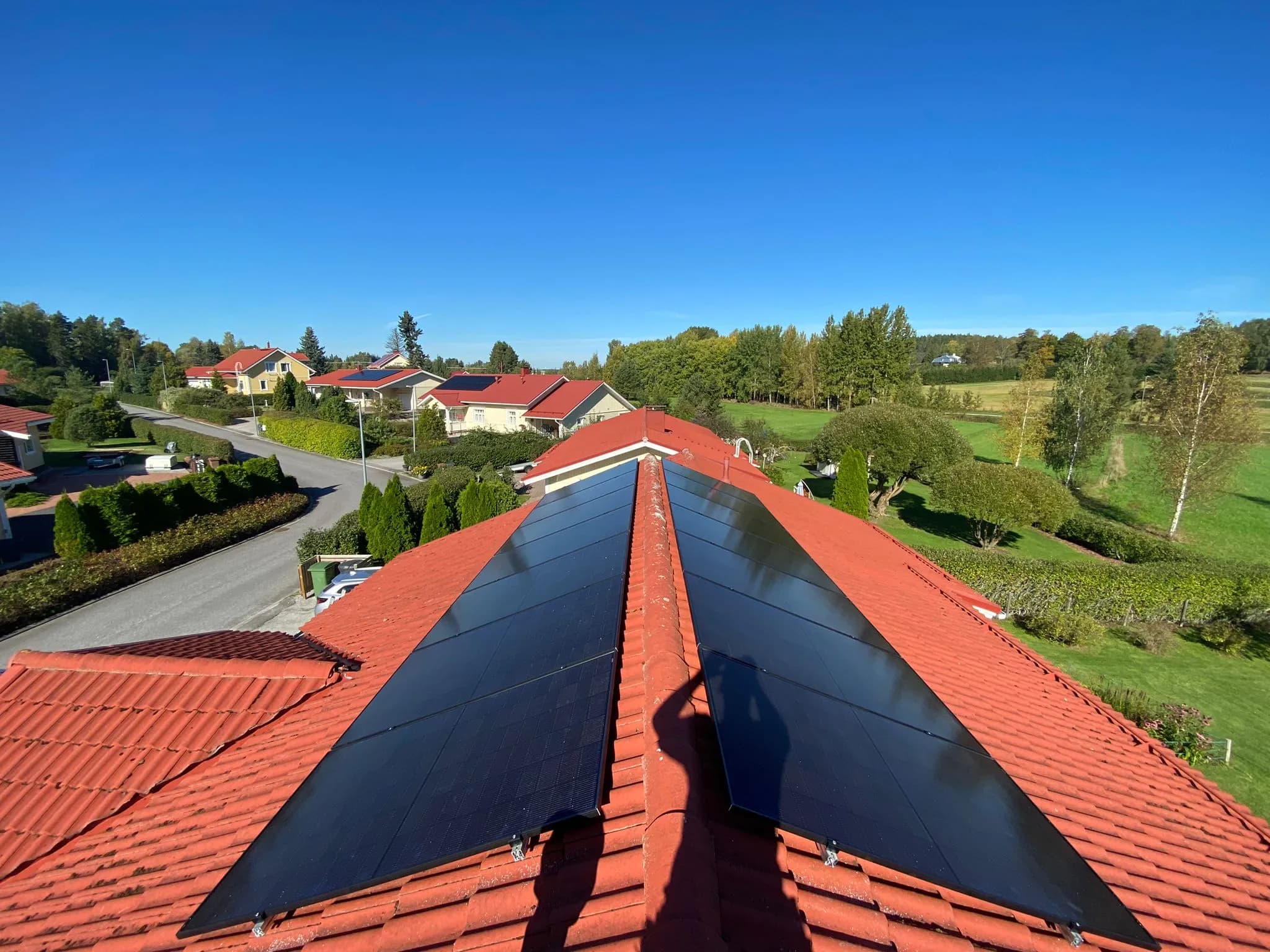 1komma5 Full Black -aurinkopaneelit omakotitalon tiilikatolla