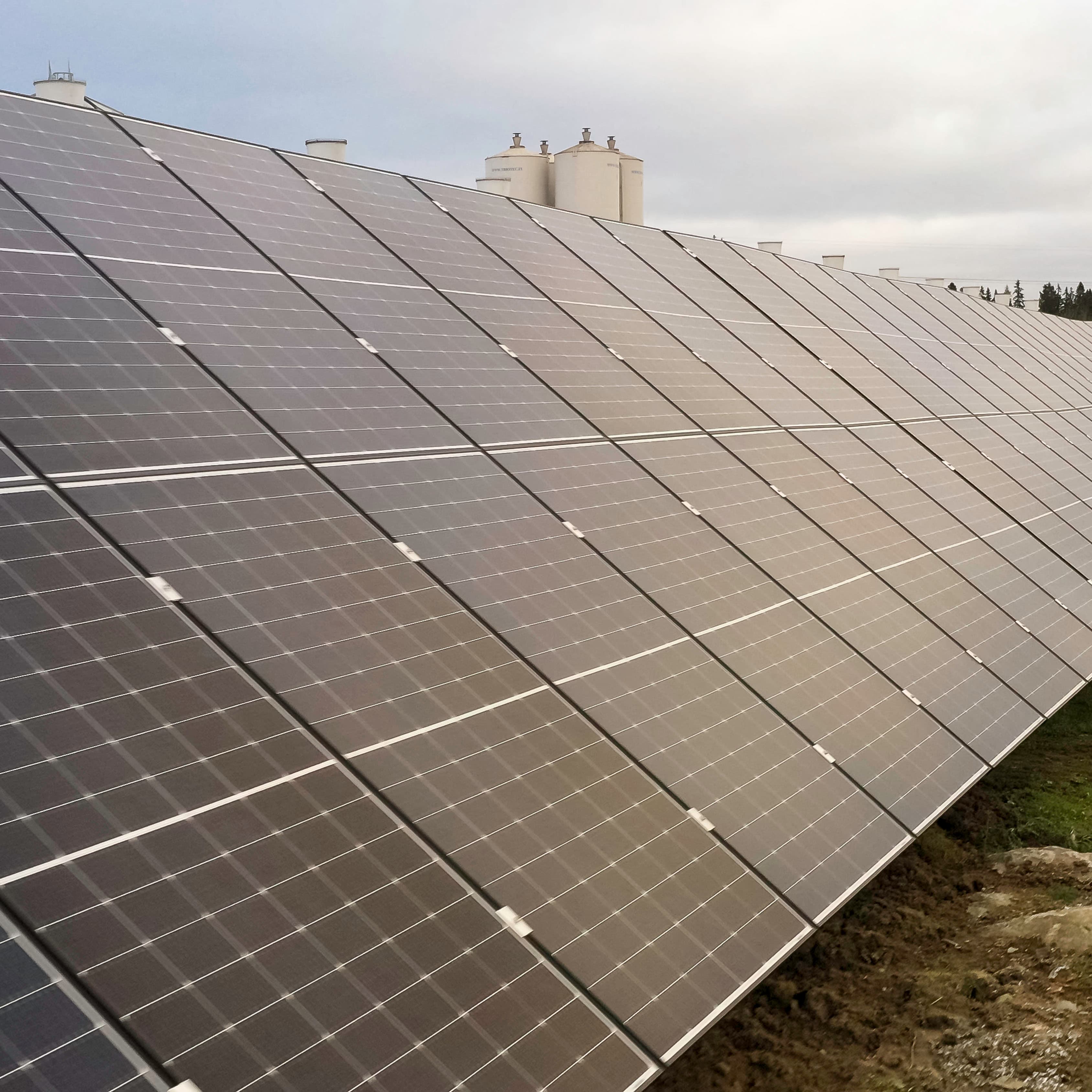 produktbild på svart solcellspanel från 1komma5°