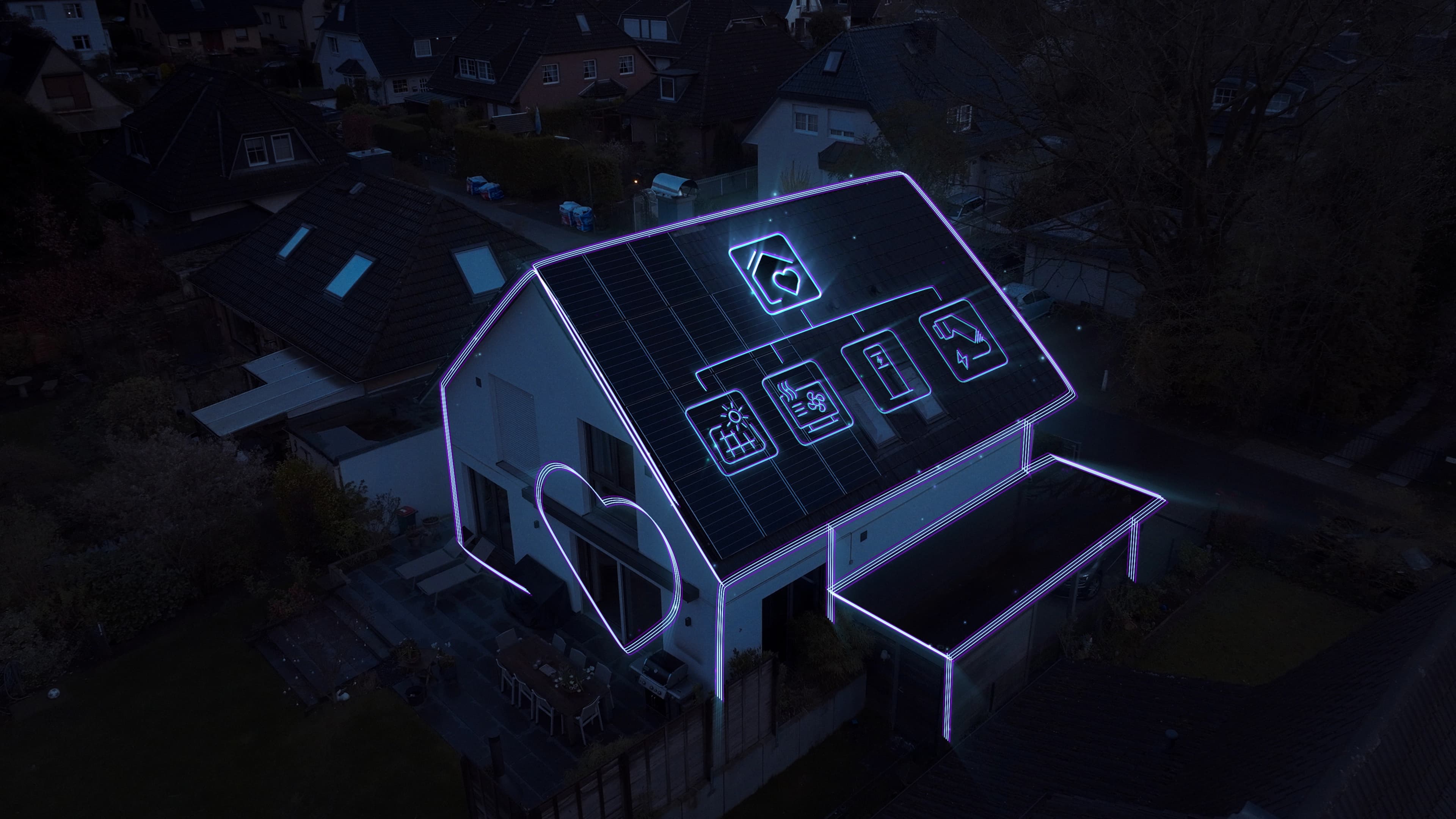 Kuva modernista talosta, jossa on hyvin integroitu aurinkopaneelijärjestelmä.