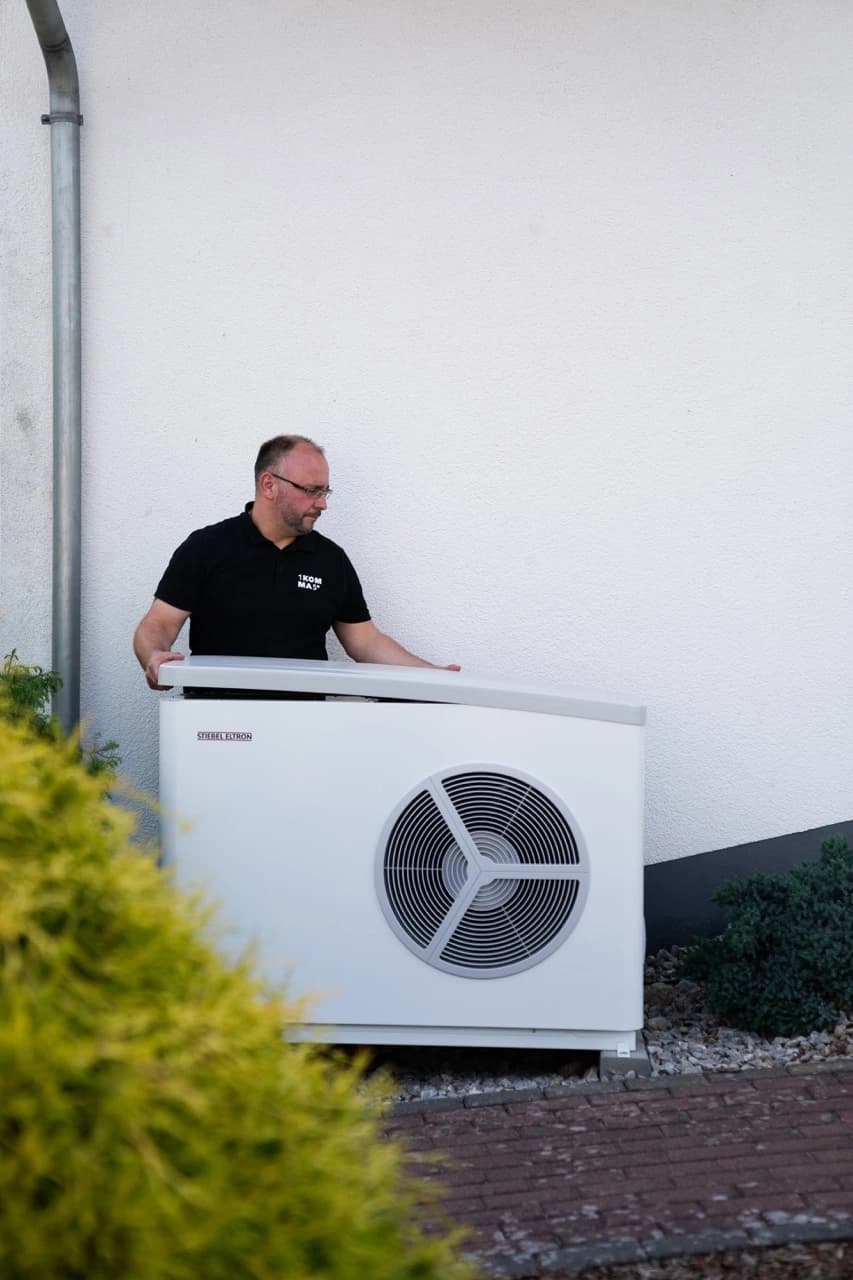 Ilma-vesilämpöpumppua asennetaan