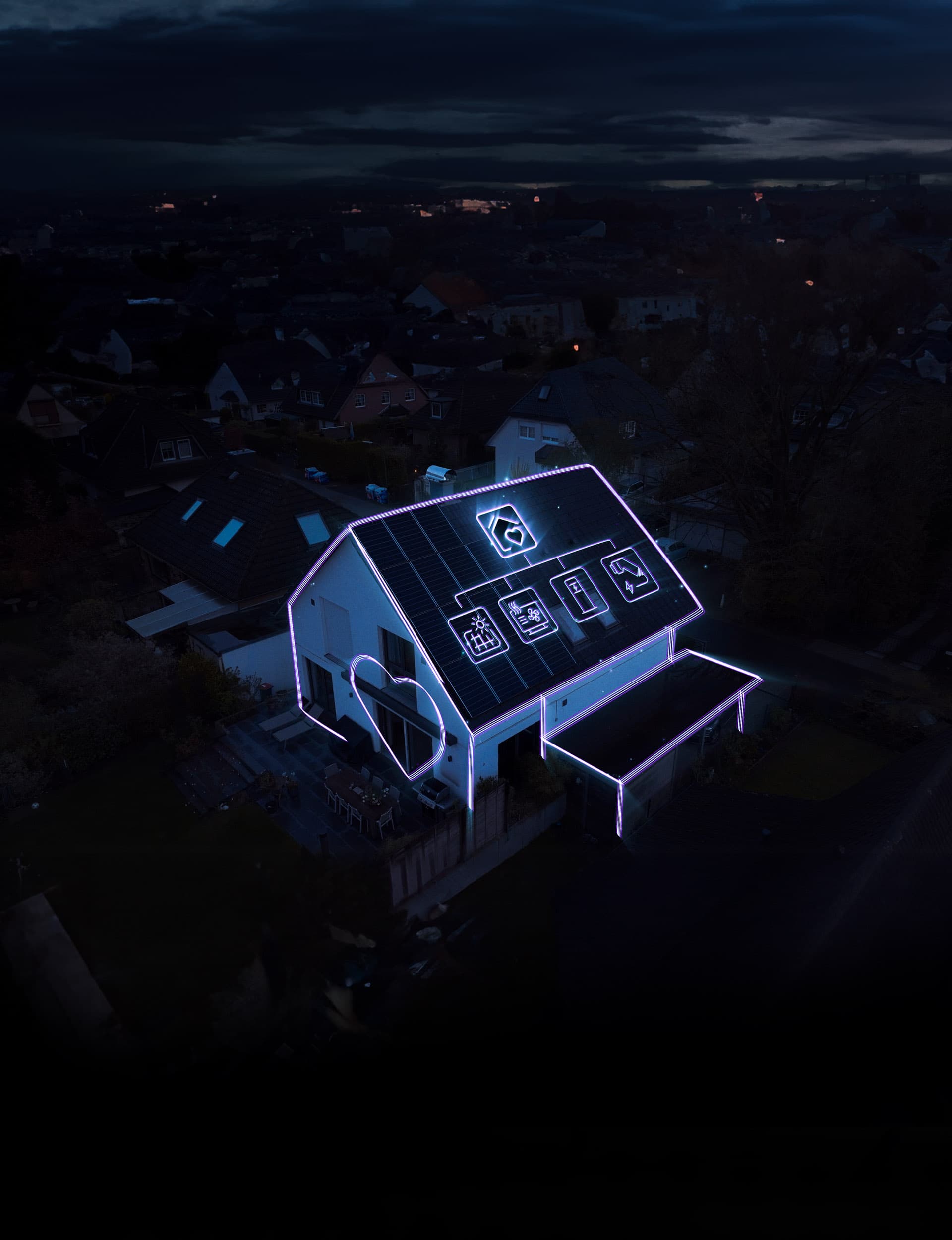 Talo yöllä, jonka hehkuvat siniset ääriviivat ja katolle projisoidut digitaaliset kuvakkeet esittävät 1KOMMA5°\:n tarjoamia energiaratkaisuja, tumman esikaupunkitaustan edessä.